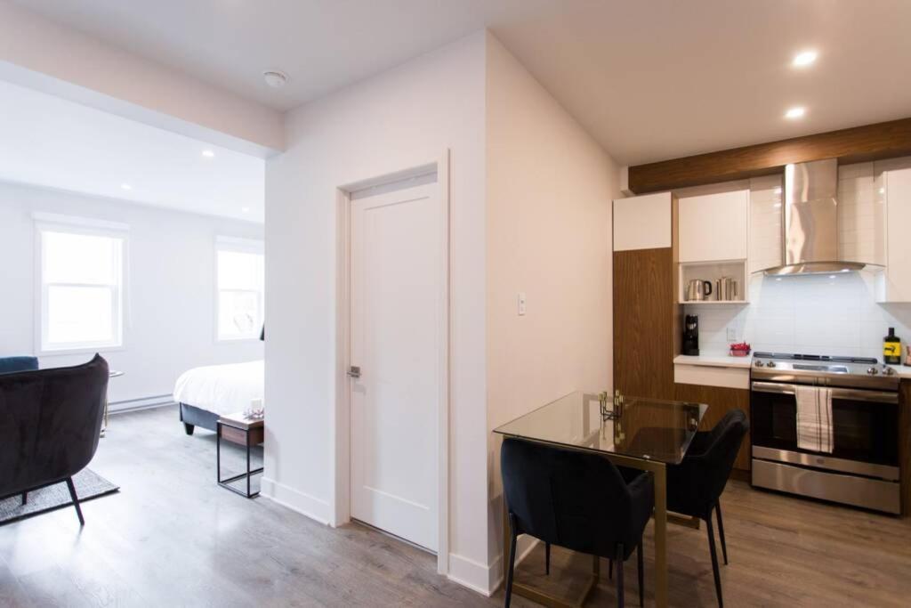 Live Like A Local In This Superb Loft By Den Stays Монреаль Экстерьер фото