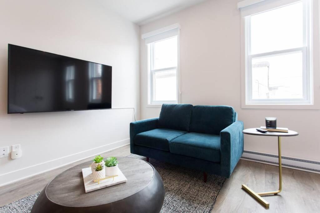 Live Like A Local In This Superb Loft By Den Stays Монреаль Экстерьер фото