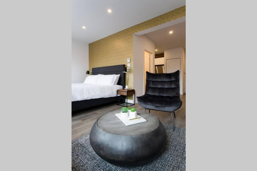 Live Like A Local In This Superb Loft By Den Stays Монреаль Экстерьер фото